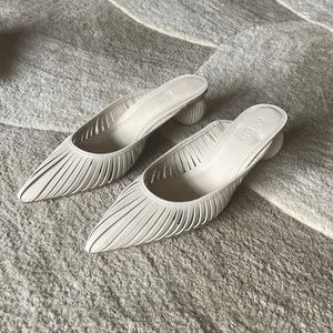 Cult Gaia patent, leather cream, color mules
